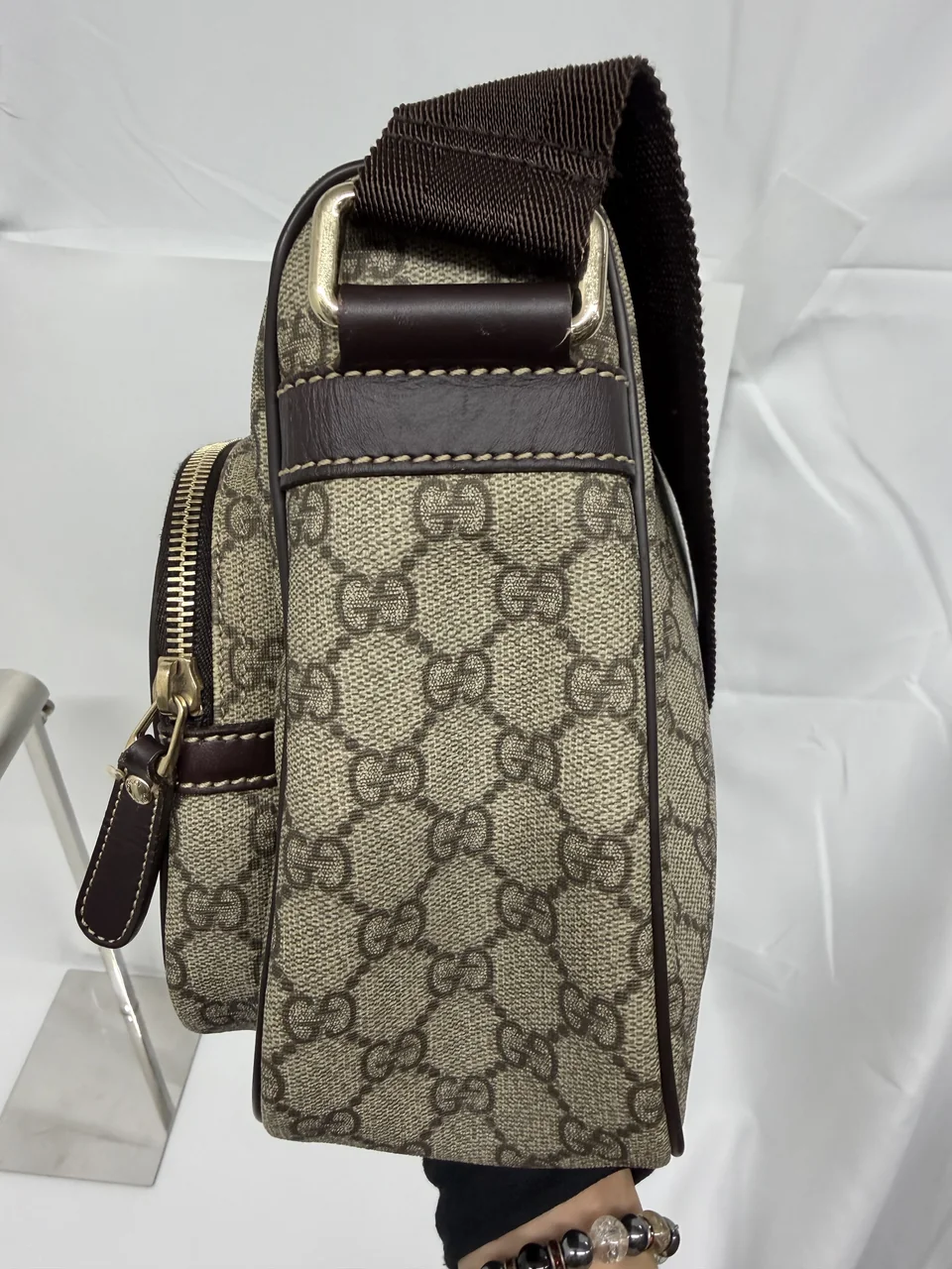 GUCCI GG SUPREME SHOULDER BAG (BROWN) view 4