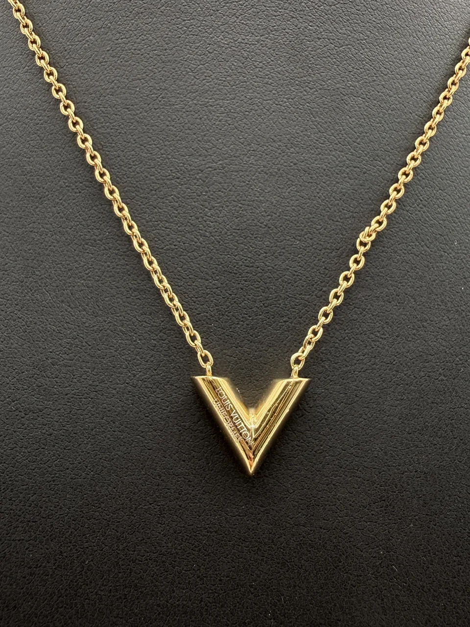 LV ESENTIAL V NECKLACE view 6