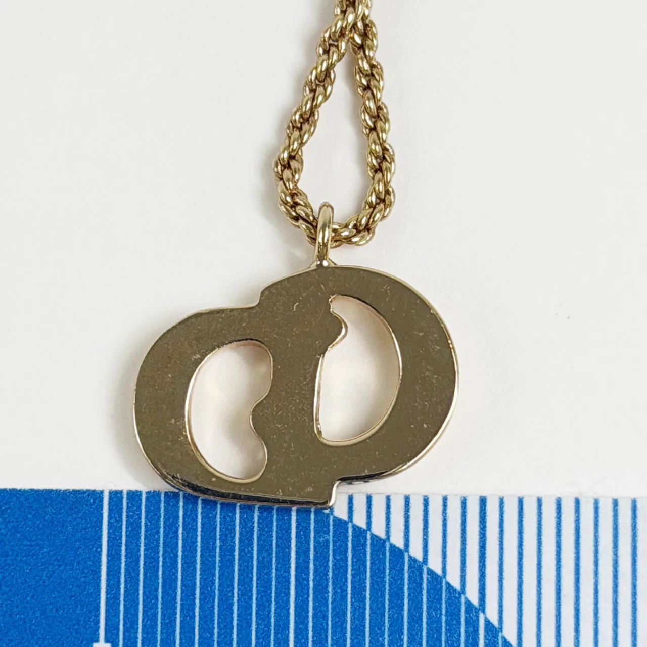 DIOR LOGO TWIST CIRCLE NECKLACE view 3