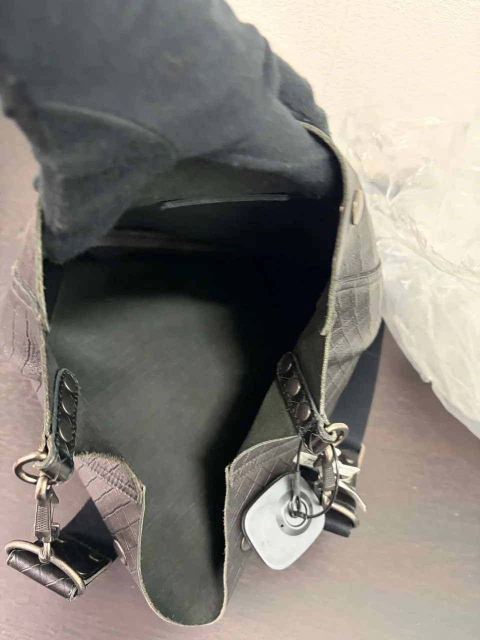 BOTTEGA VENETA INTRECCIATO SHOULDER BAG (BLACK) view 9