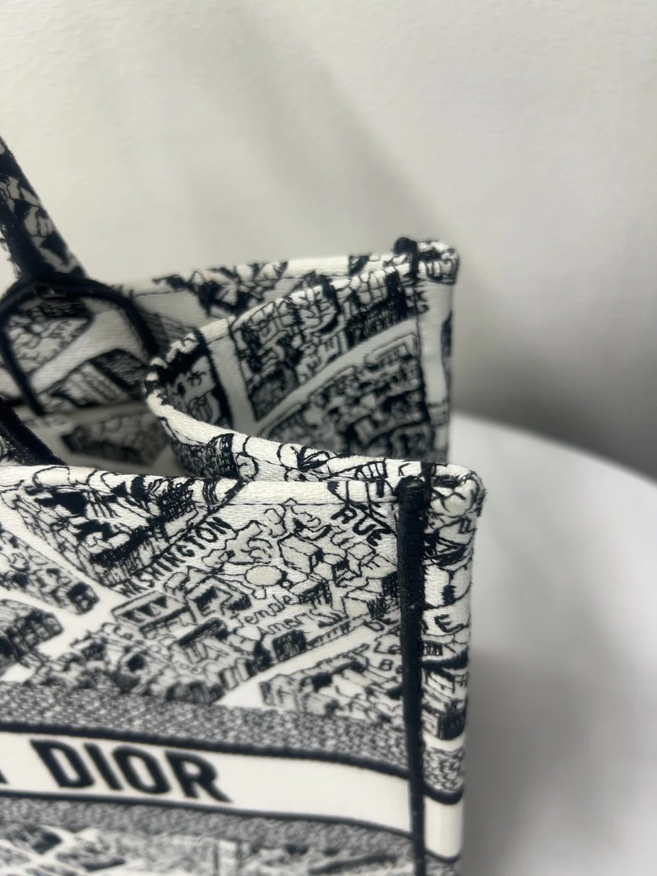 DIOR BOOK TOTE MEDIUM view 4