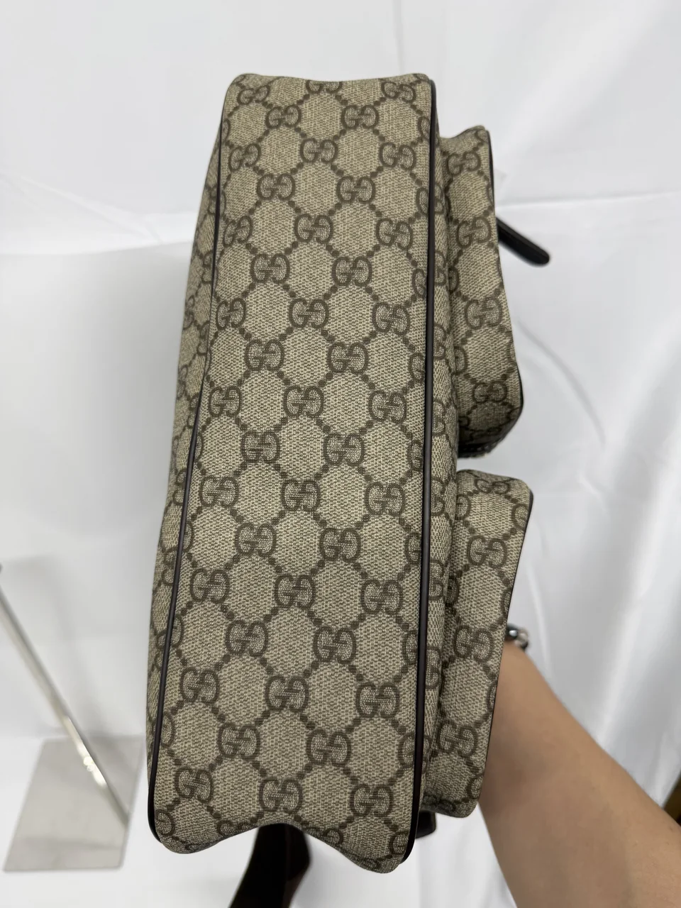 GUCCI GG SUPREME SHOULDER BAG (BROWN) view 5