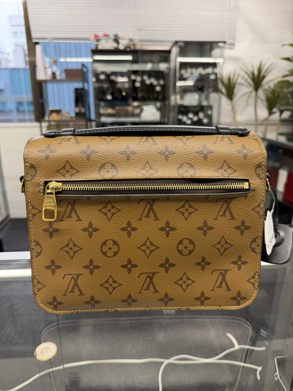 LV MONOGRAM REVERSE POCHETTE METIS MM hover