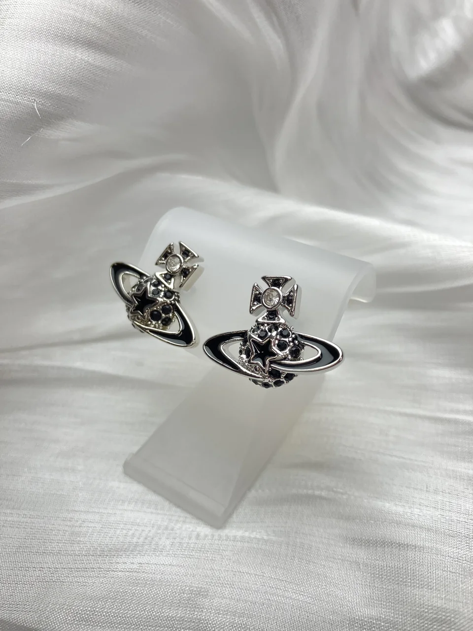 VIVIENNE WESTWOOD ORB EARRINGS (BLACK) view 3