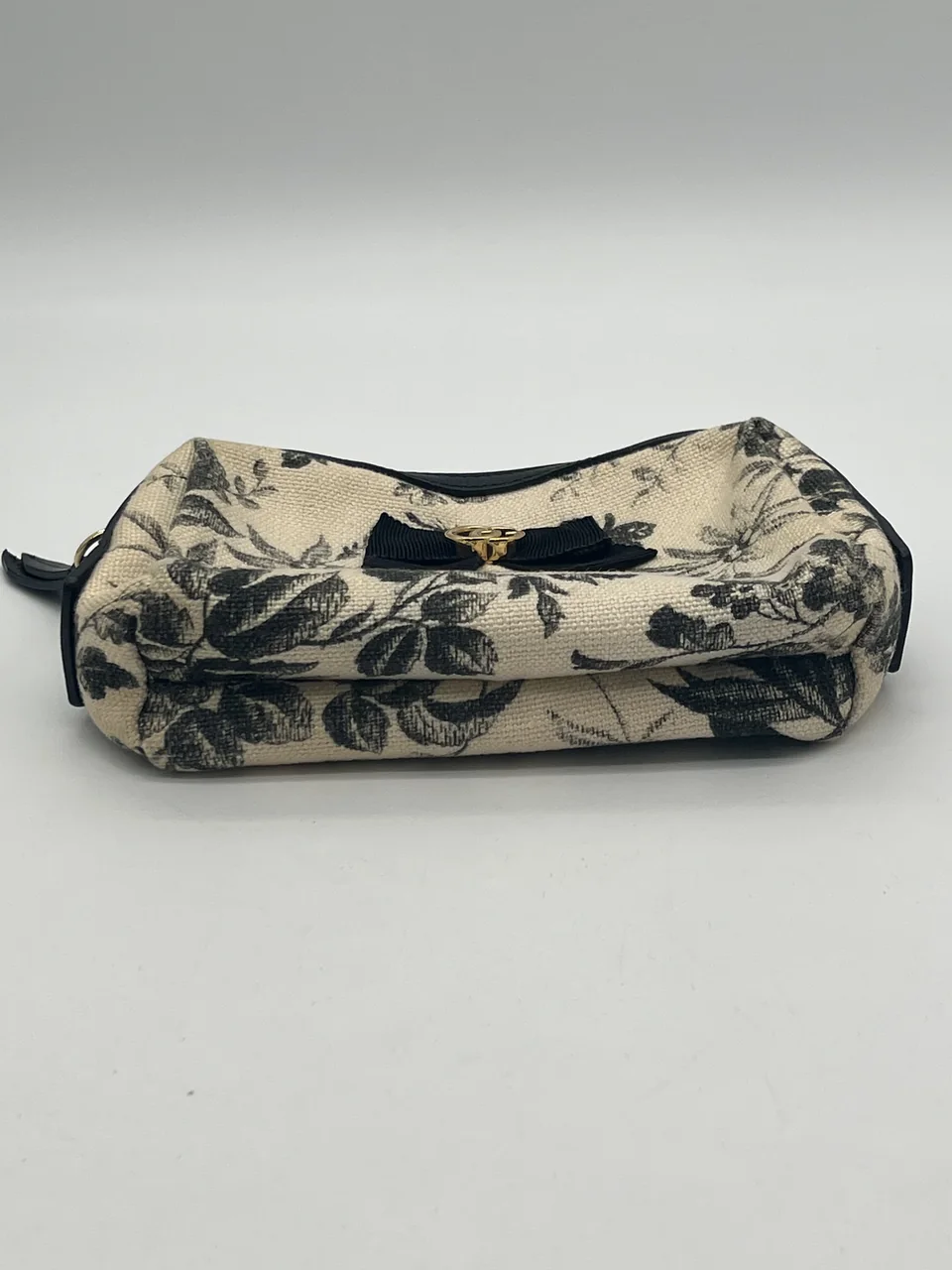 GUCCI RIBBON POUCH view 4