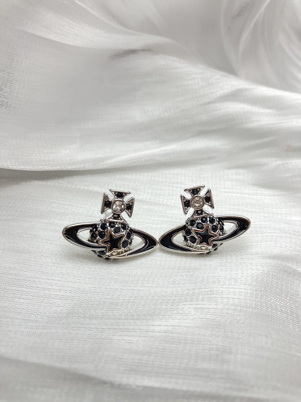 VIVIENNE WESTWOOD ORB EARRINGS (BLACK) view 4