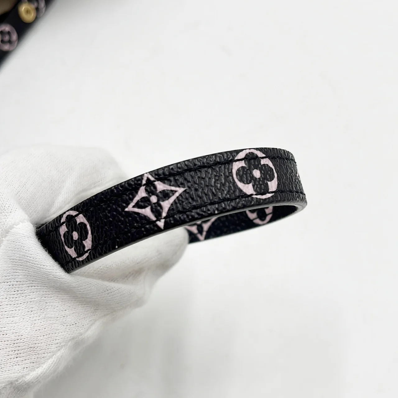LV MONOGRAM JUNGLE NEO NOE view 6