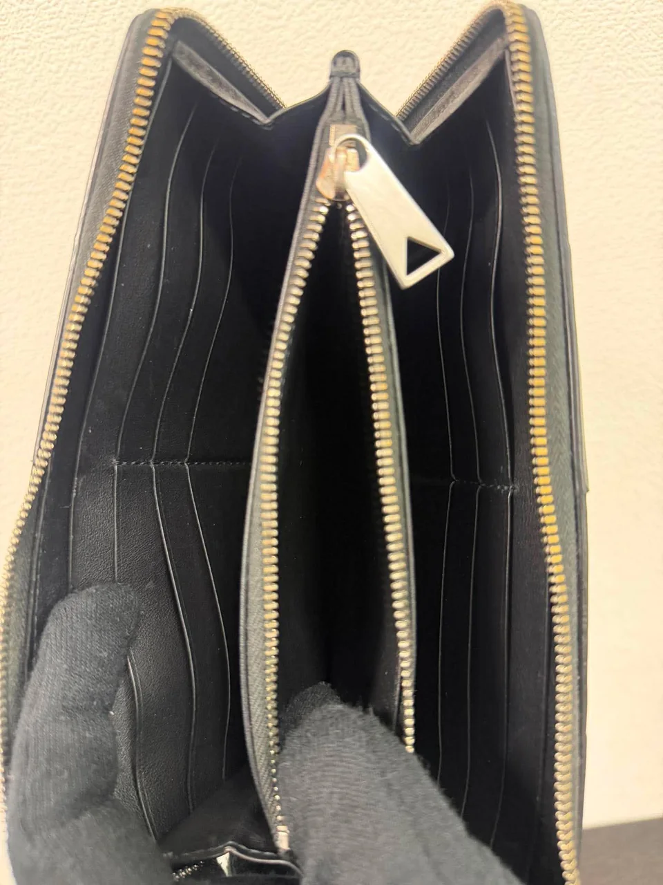BOTTEGA VENETA CASSETTE ZIP AROUND (BLACK) view 5