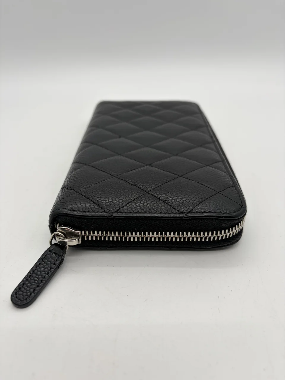 CHANEL CAVIAR ROUND WALLET (19 SERIAL CODE) view 3