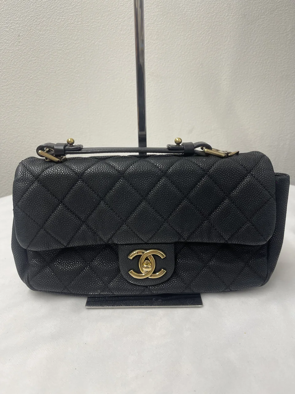 CHANEL CAVIAR MATELASSE HAND BAG (17 SERIAL CODE) hover