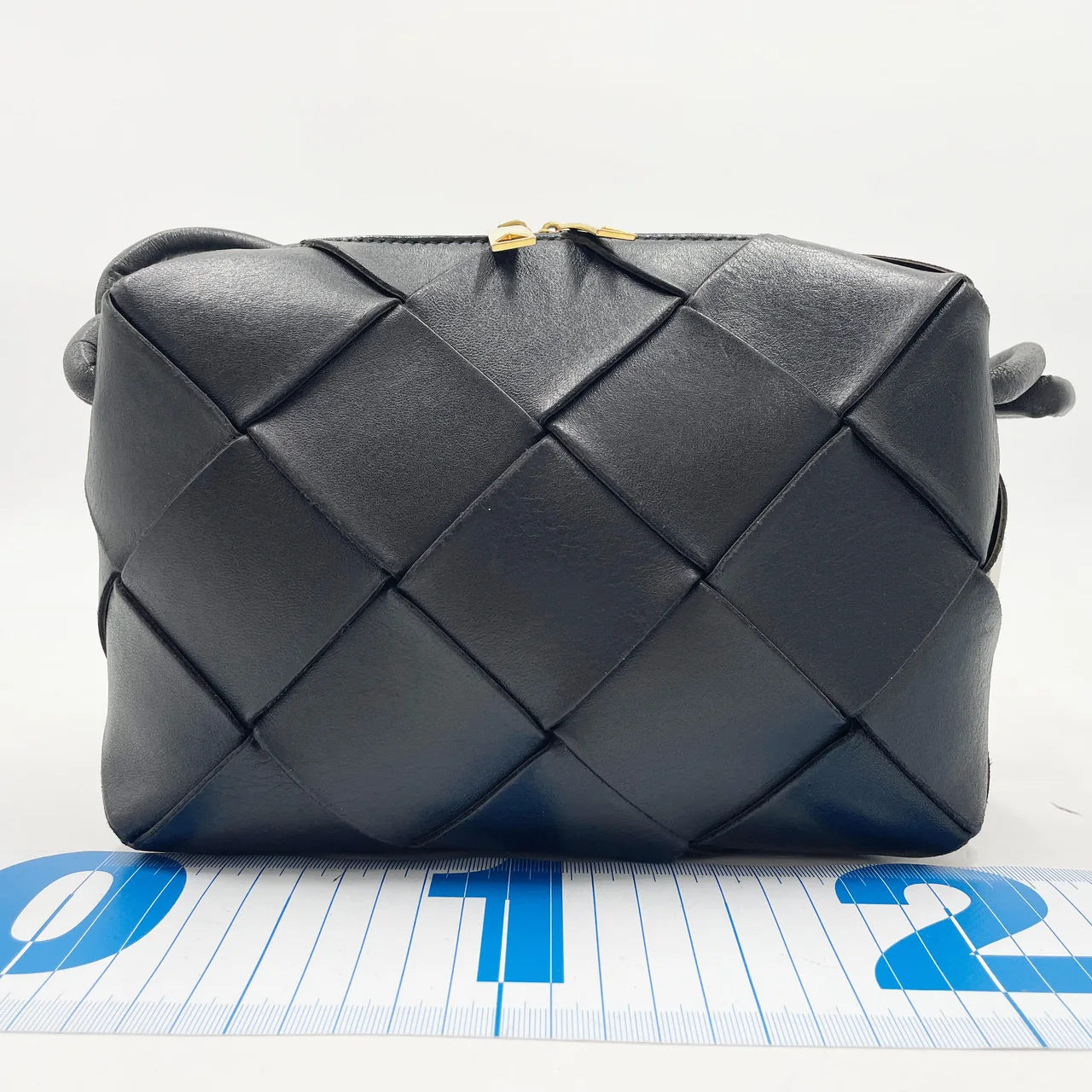 BOTTEGA VENETA MAXI INTRECCIATO SHOULDER BAG (BLACK)