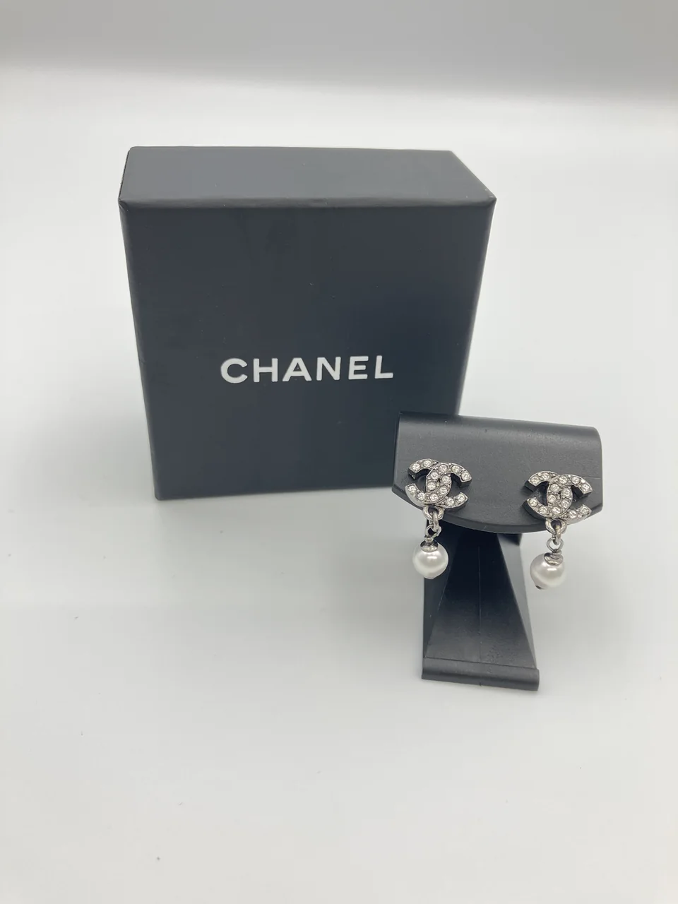 CHANEL COCO PEARL SWING EARRINGS