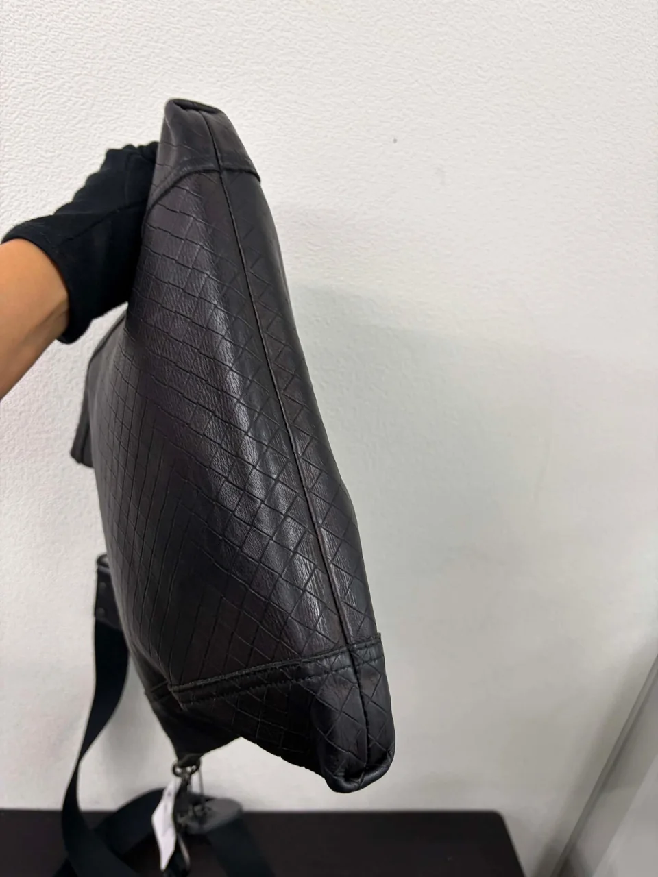 BOTTEGA VENETA INTRECCIATO SHOULDER BAG (BLACK) view 10