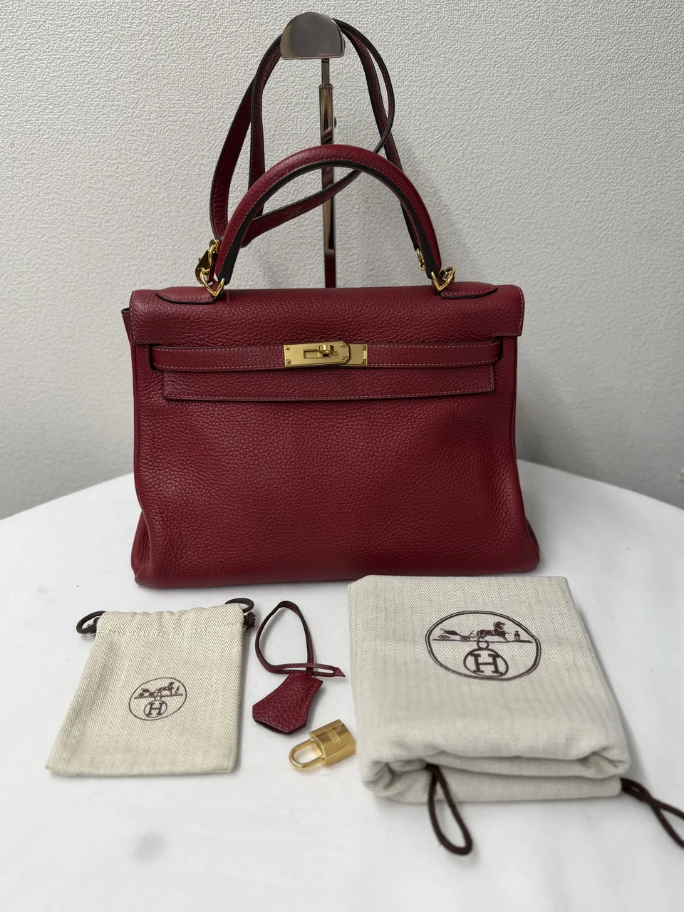 HERMES KELLY 32 (TAURILLON CLEMENCE, ROUGE GRENAT, X STAMP) hover