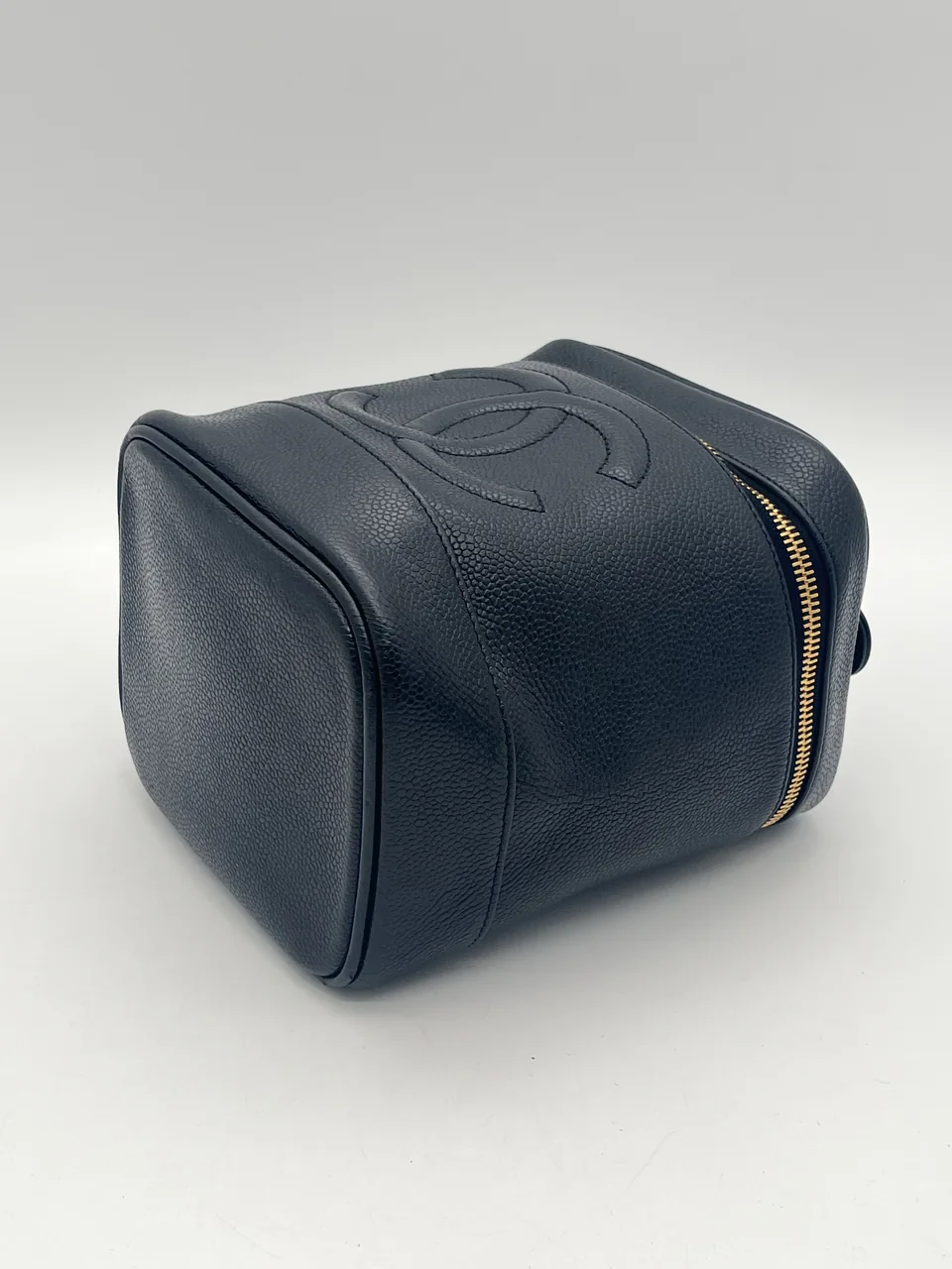 CHANEL CAVIAR VANITY POUCH (6 SERIAL CODE) view 5