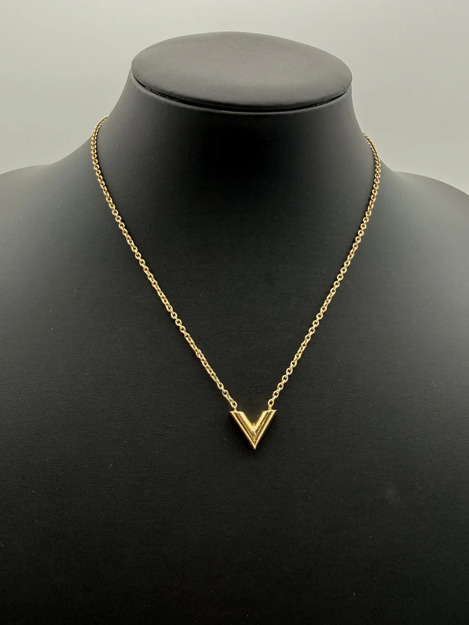 LV ESENTIAL V NECKLACE hover