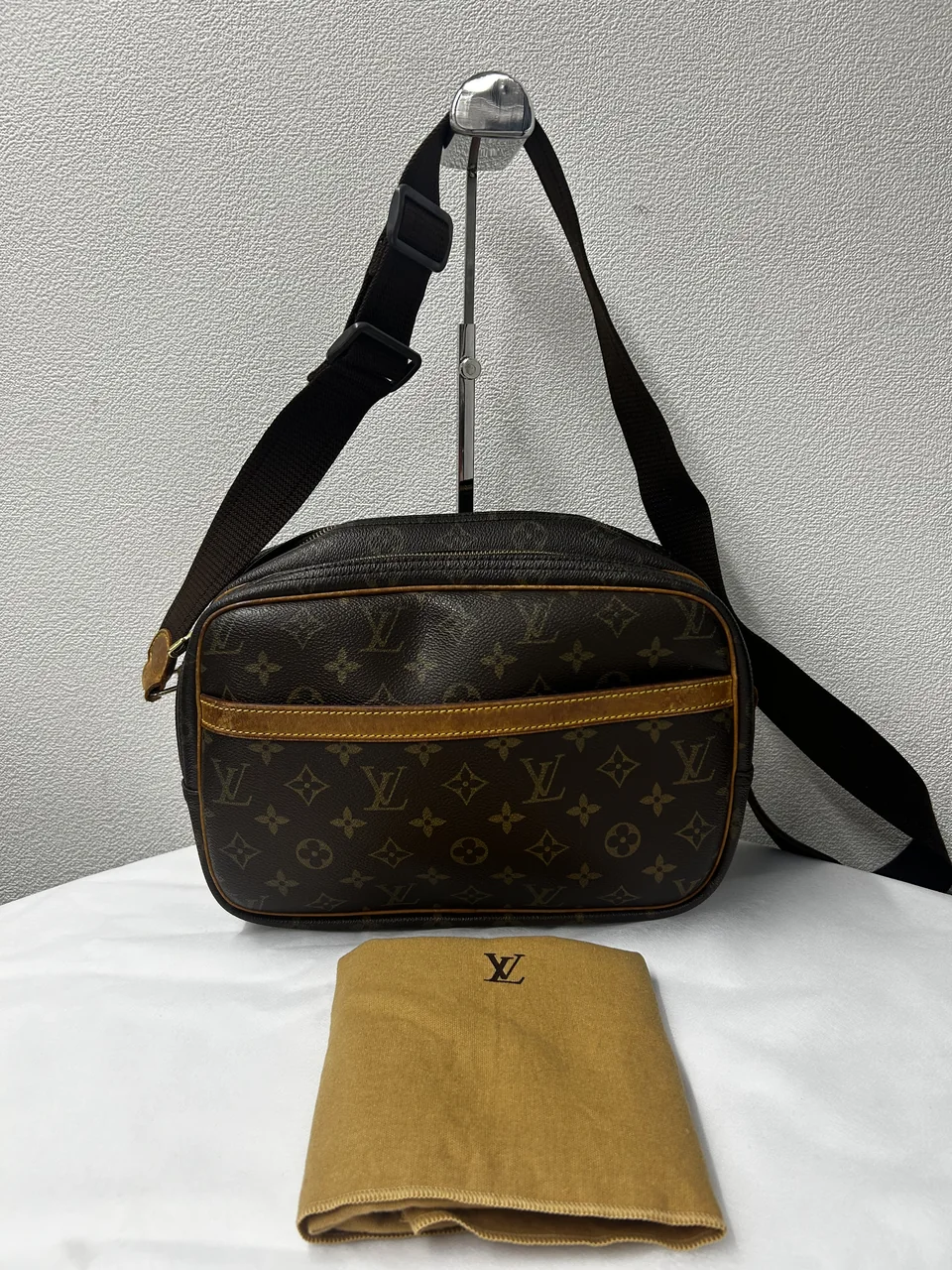 LV MONOGRAM REPORTER
