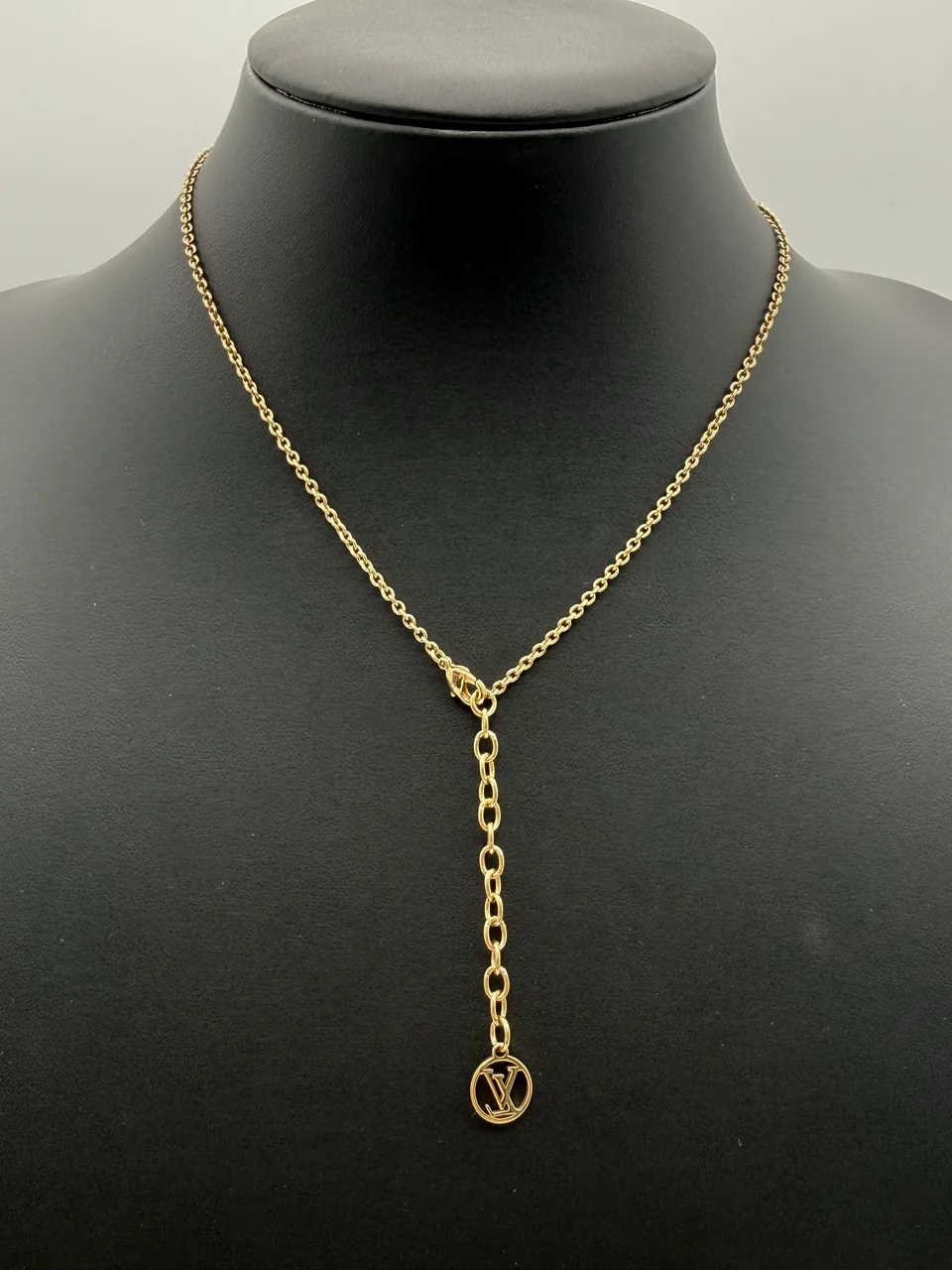 LV ESENTIAL V NECKLACE view 7