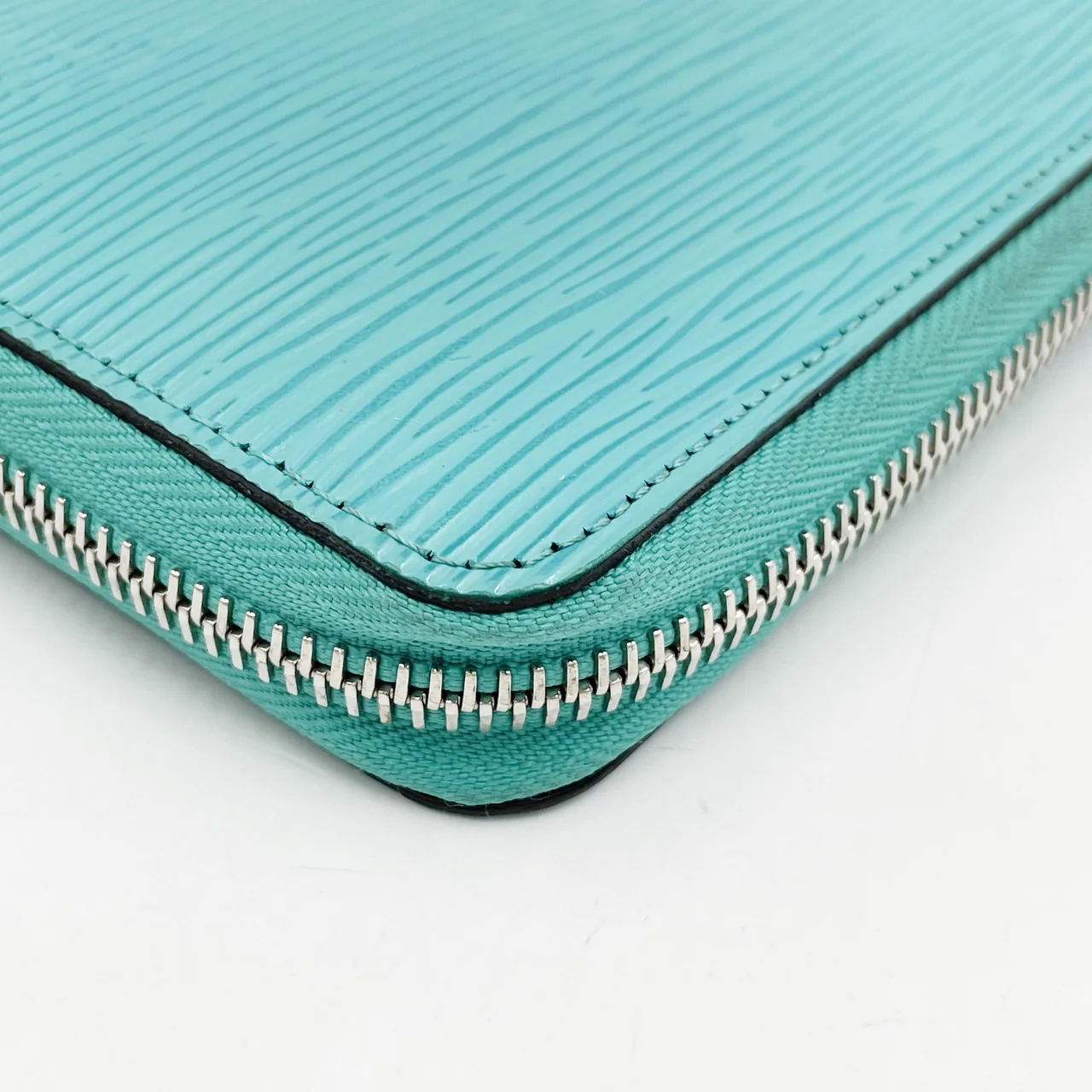 LV EPI ZIPPY WALLET view 4