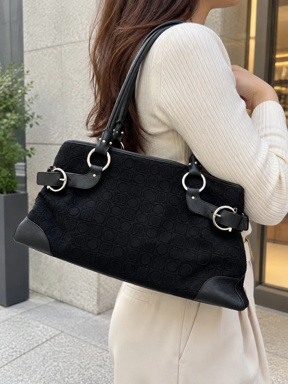 SALVATORE FERRAGAMO GANCINI TOTE BAG (BLACK) hover