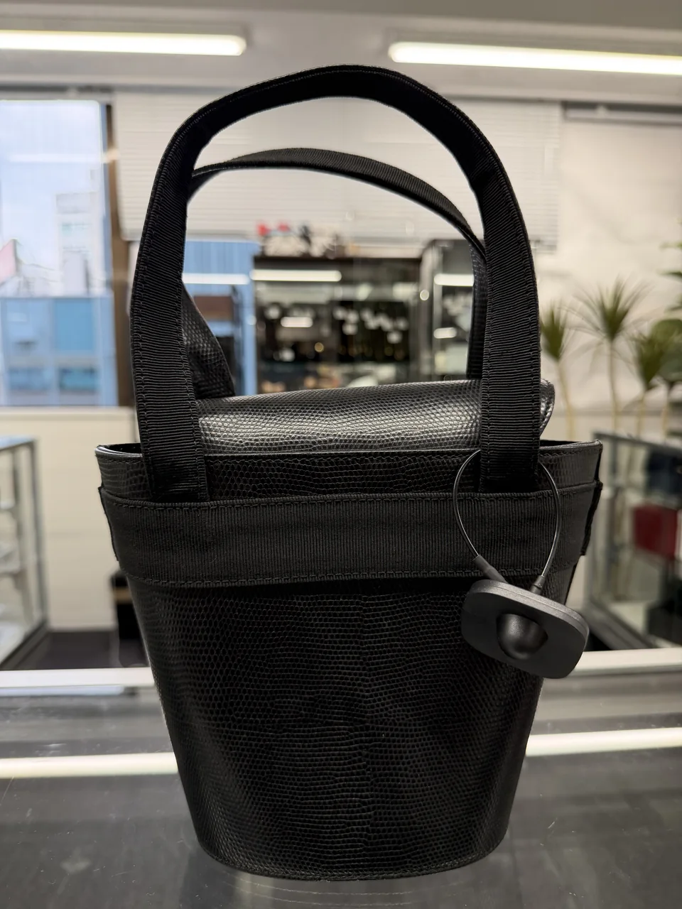 SALVATIRE FERRAGAMO HANDBAG (BLACK) view 3