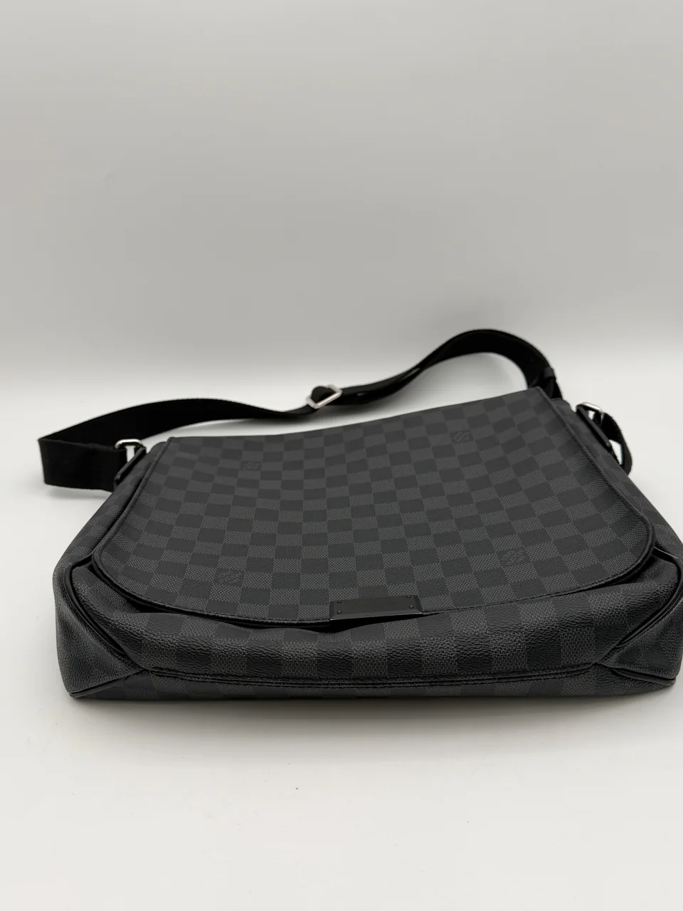 LV DAMIER GRAPHITE DISTRICT PM view 4