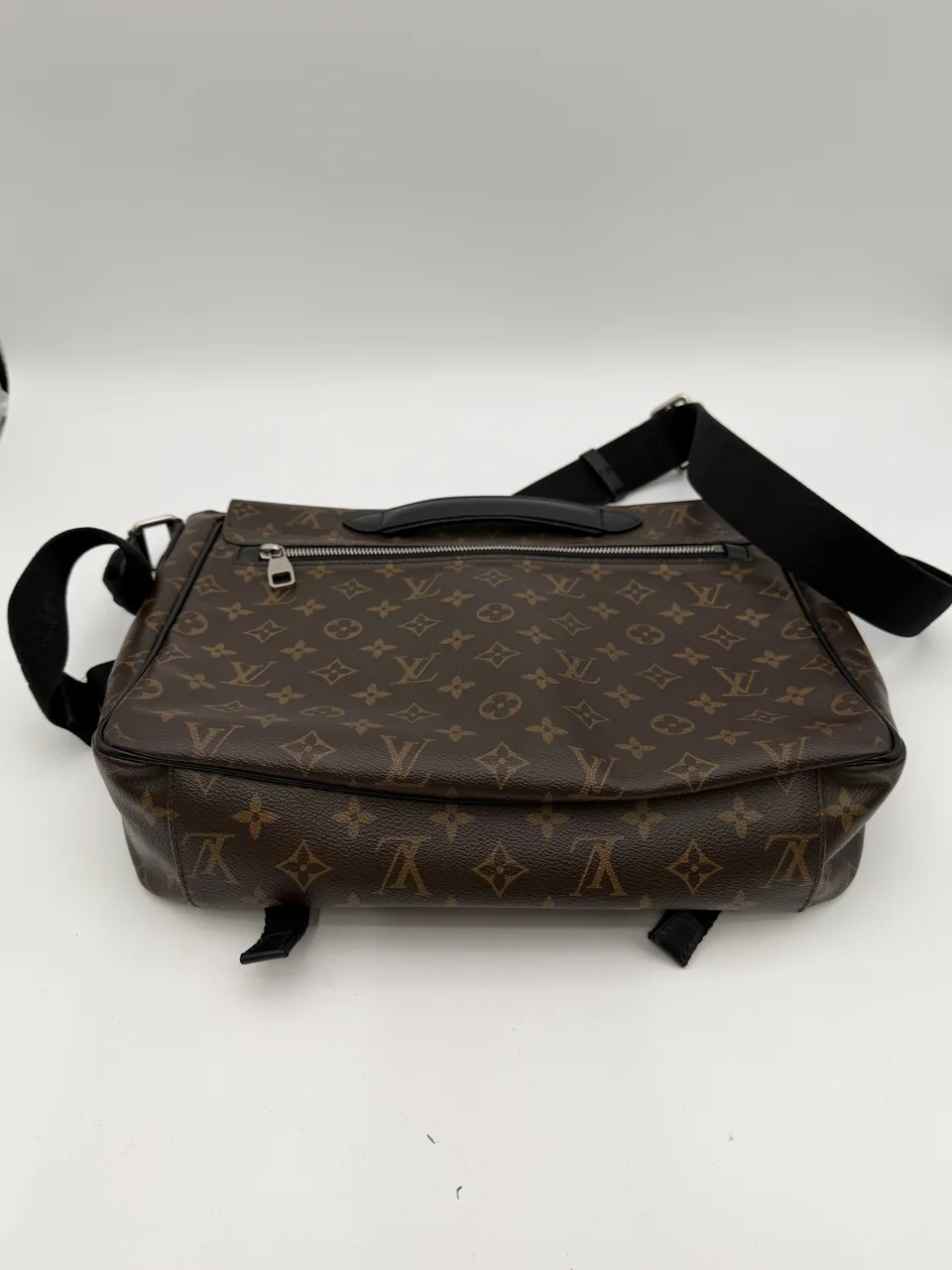 LV MONOGRAM MCARTHUR CLARENCE view 3
