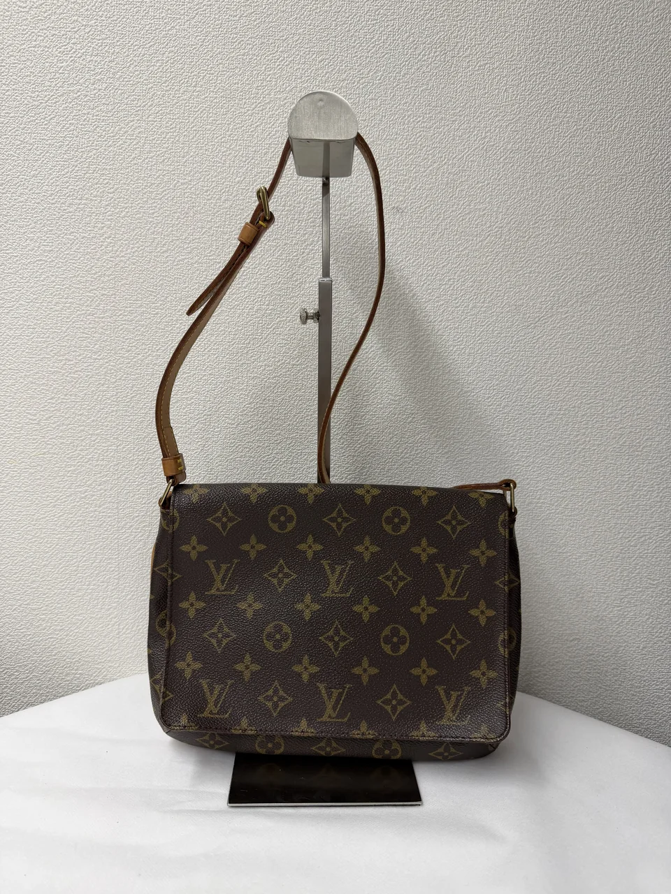 LV MONOGRAM MUSETTE TANGO SHORT view 12