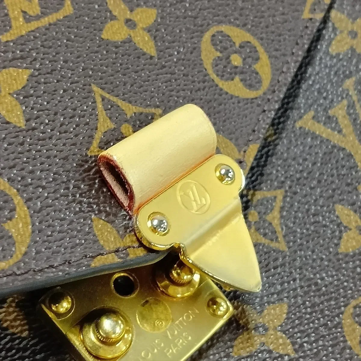 LV MONOGRAM POCHETTE METIS MM view 13