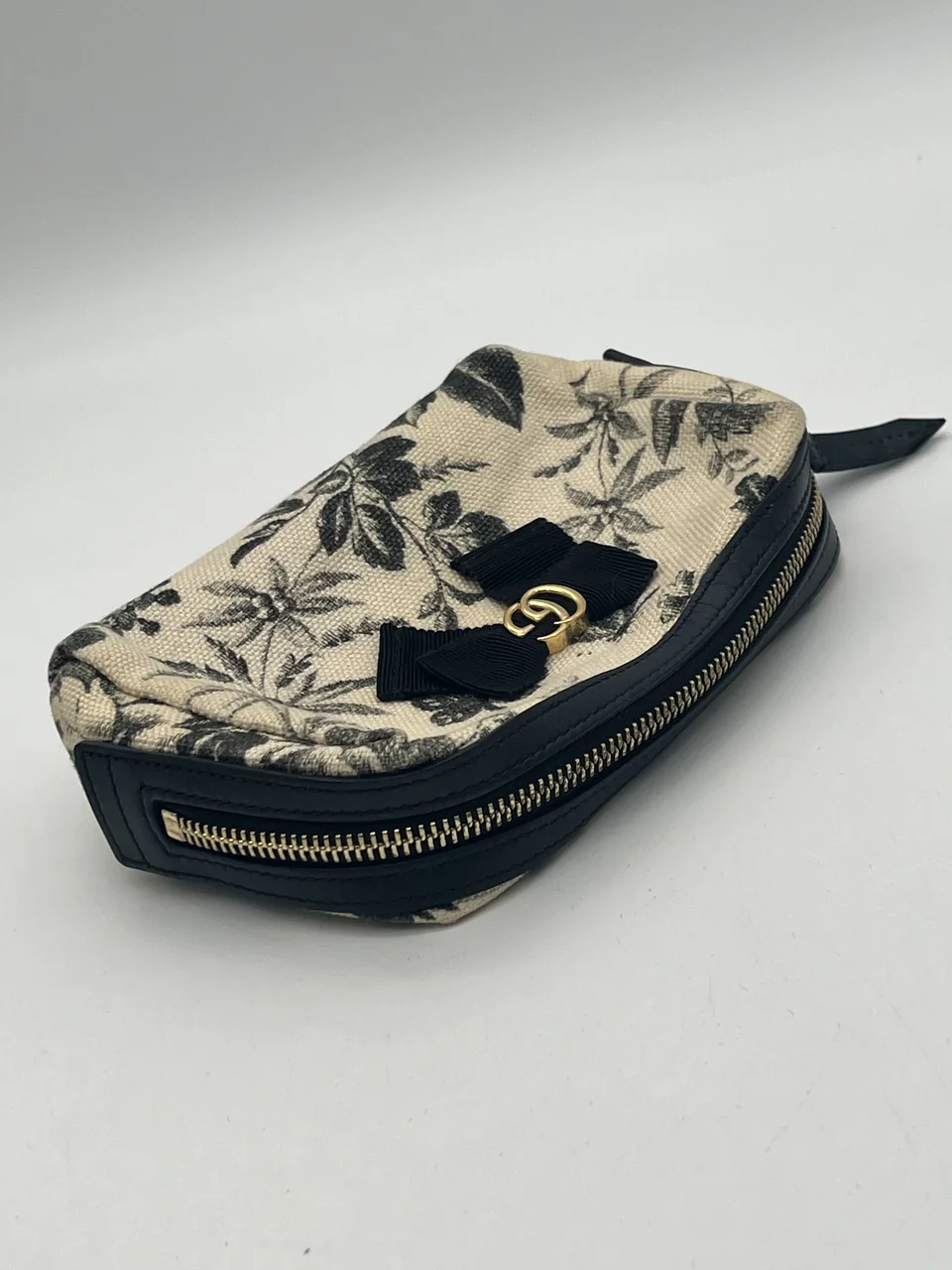 GUCCI RIBBON POUCH view 3