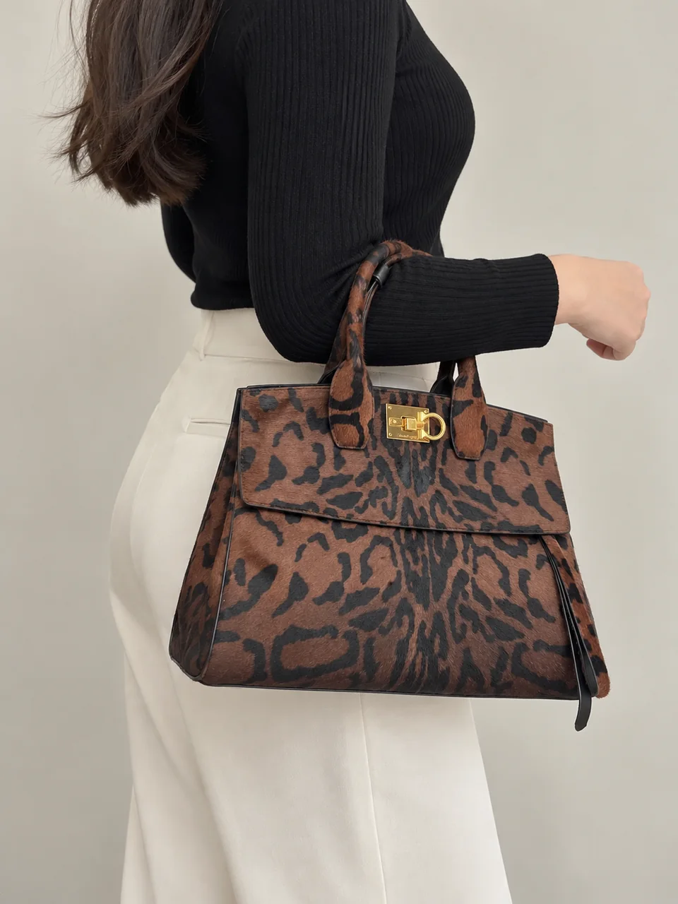 SALVATORE FERRAGAMO GANCINI STUDIO (BROWN) hover