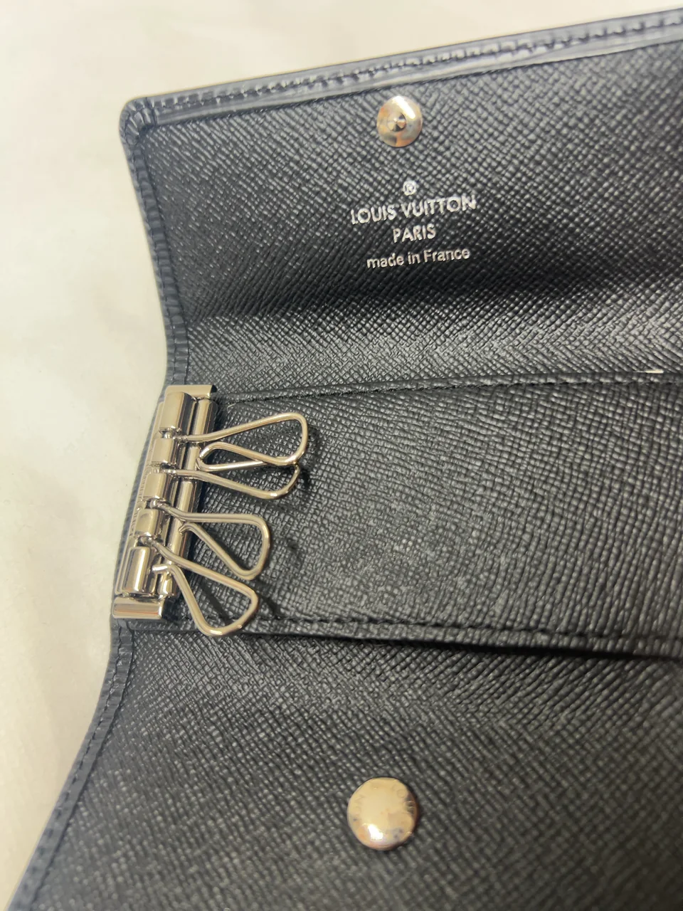 LV EPI KEY CASE (NOIR) photo 3