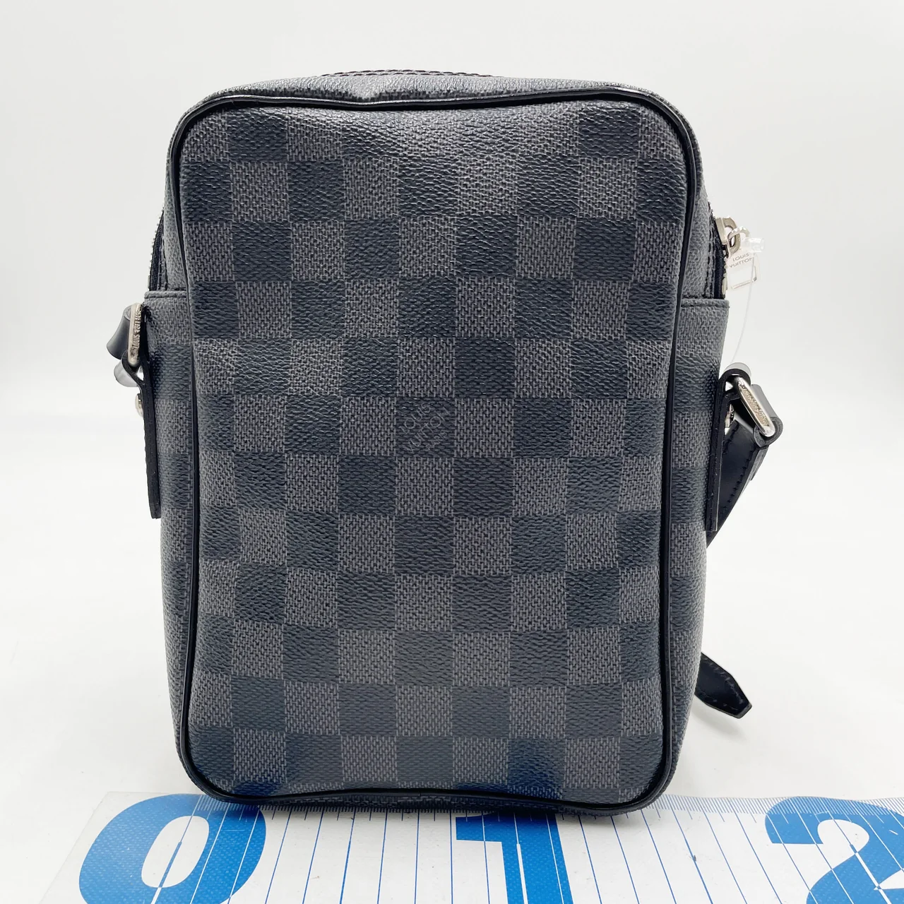 LV GRAPHITE REM hover