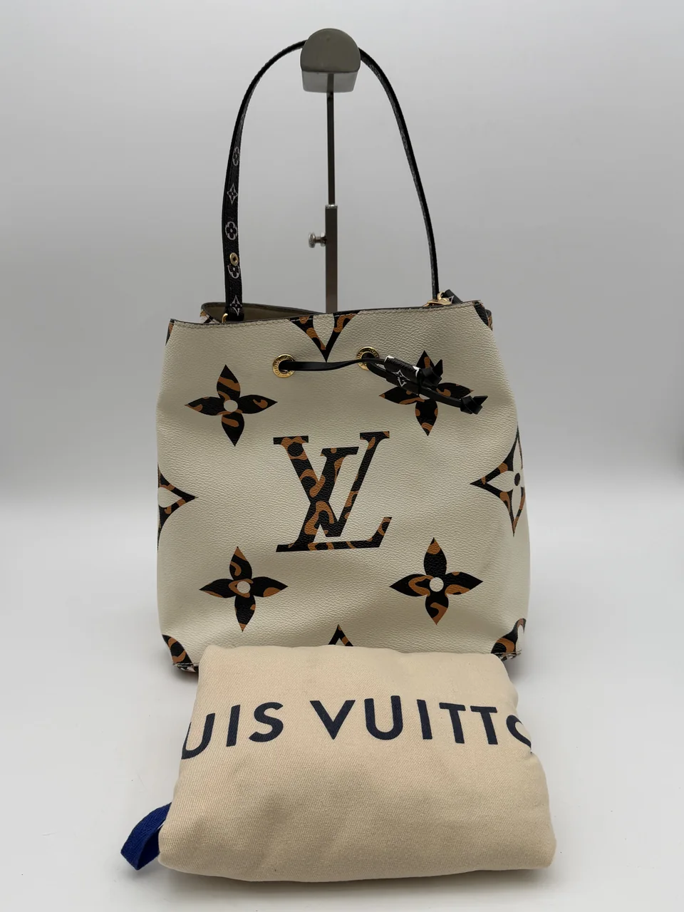 LV MONOGRAM JUNGLE NEO NOE view 12