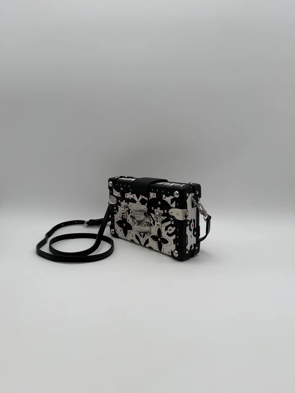 LV SHOULDER BAG view 4