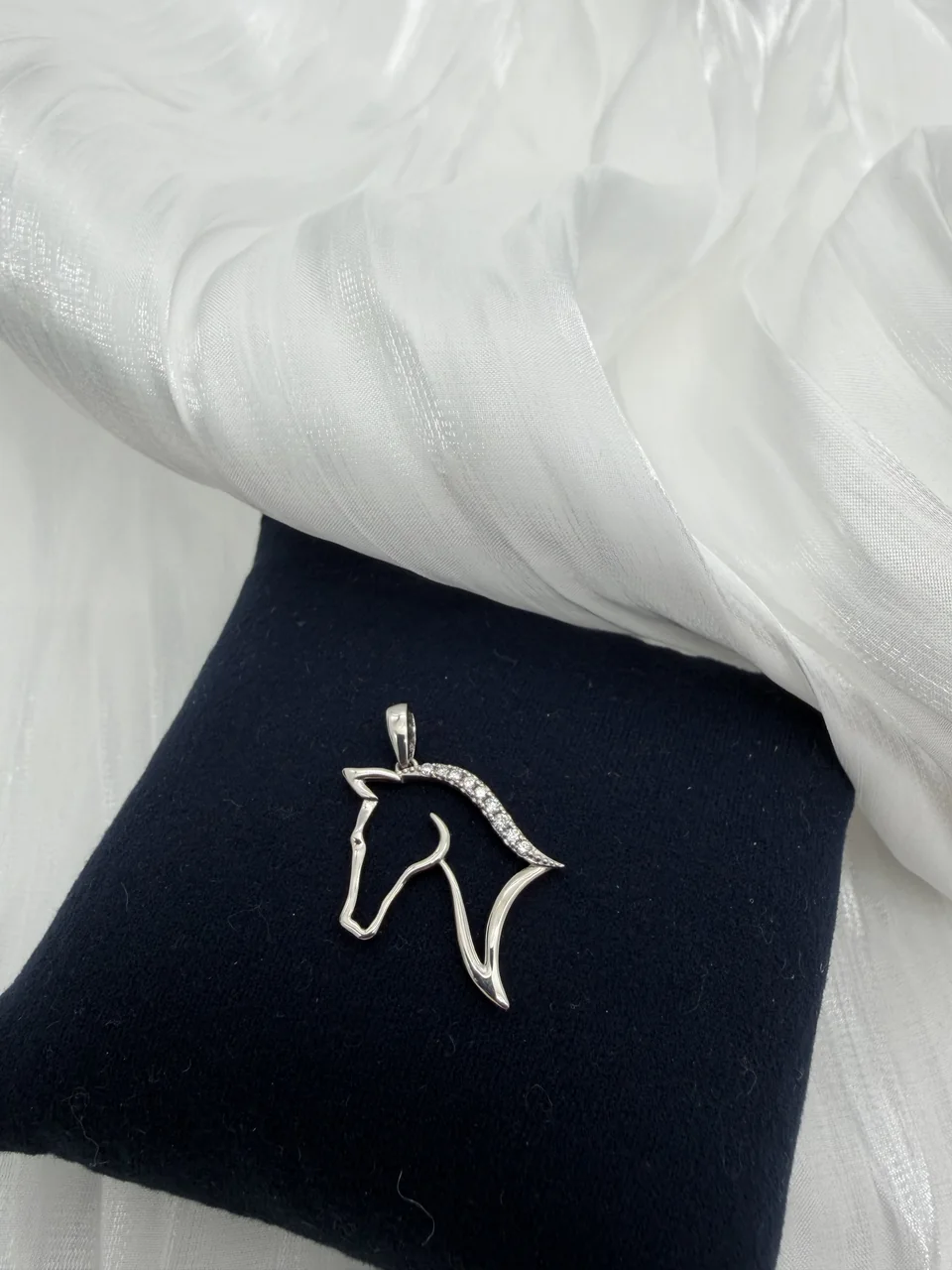 PT900 HORSE PENDANT FD0.09CT 2.4G