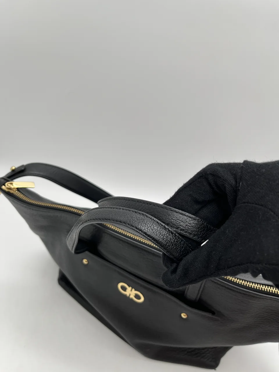 SALVATORE FERRAGAMO GANCINI TWO-WAY BAG (BLACK) view 8