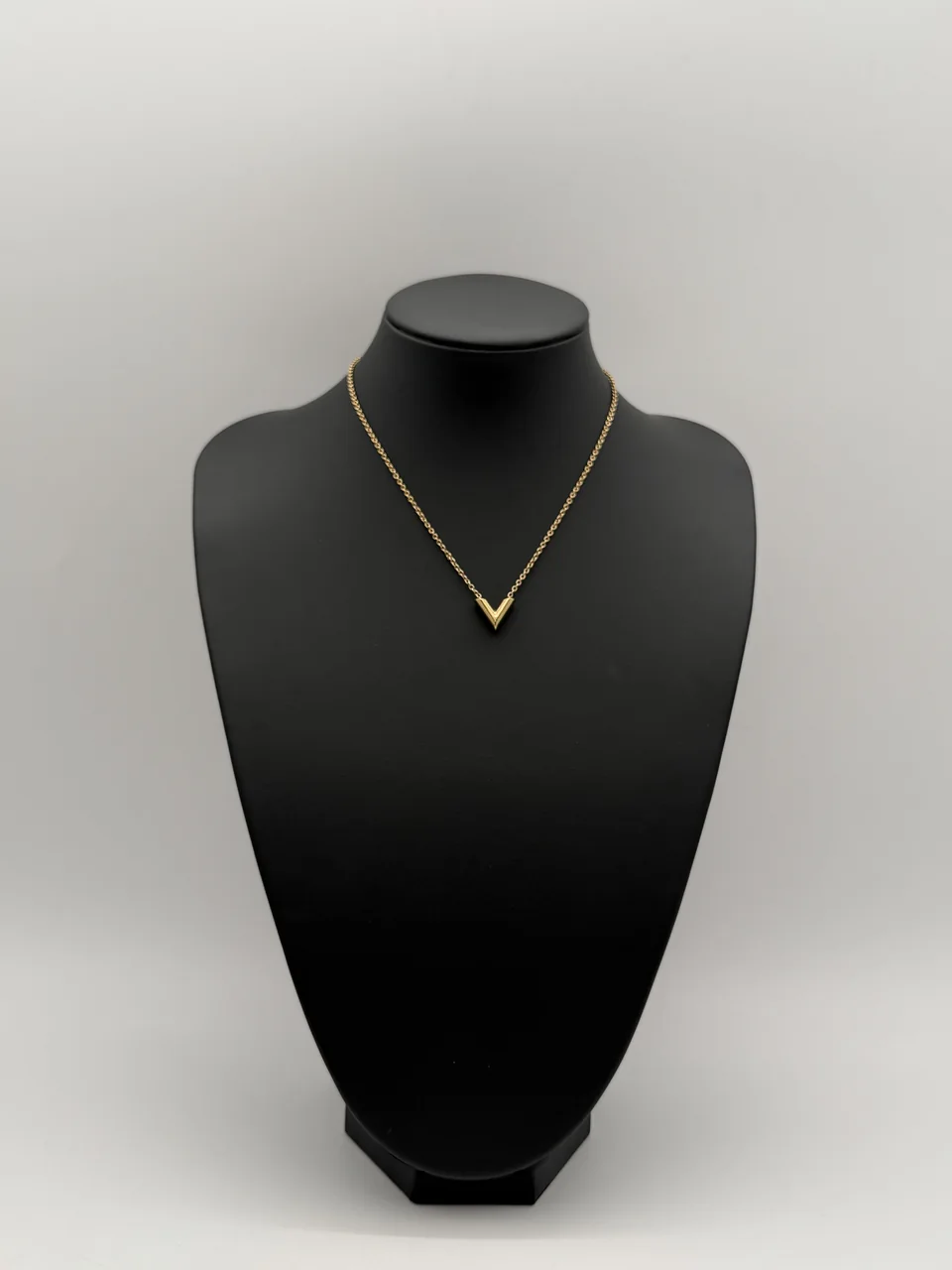LV ESENTIAL V NECKLACE