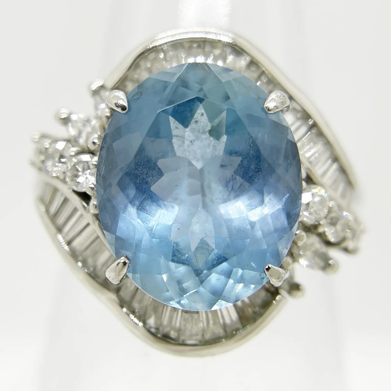 PT900 AQUAMARINE RING AQ4.322CTS FD0.69CT 9.5G
