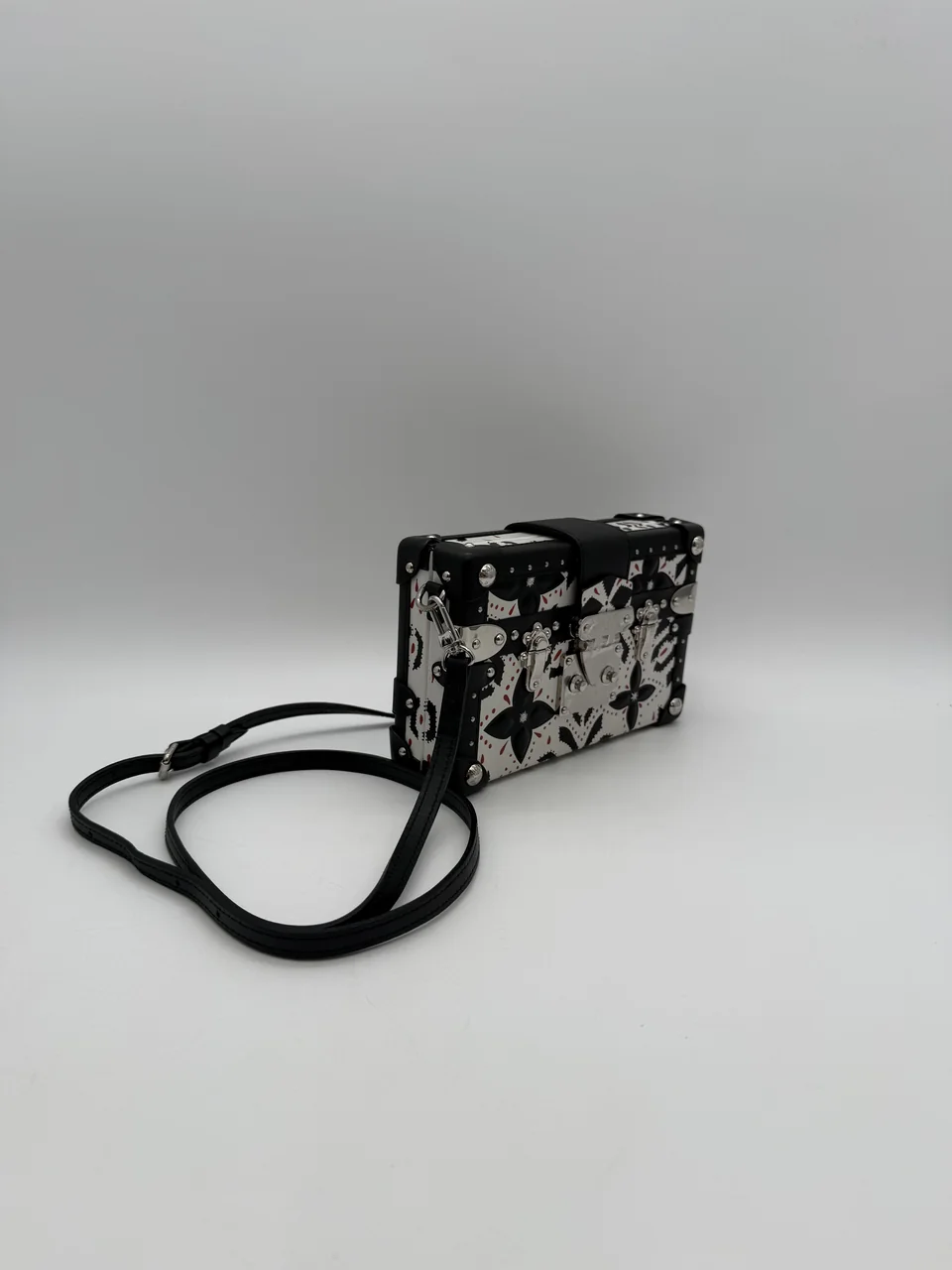 LV SHOULDER BAG view 3