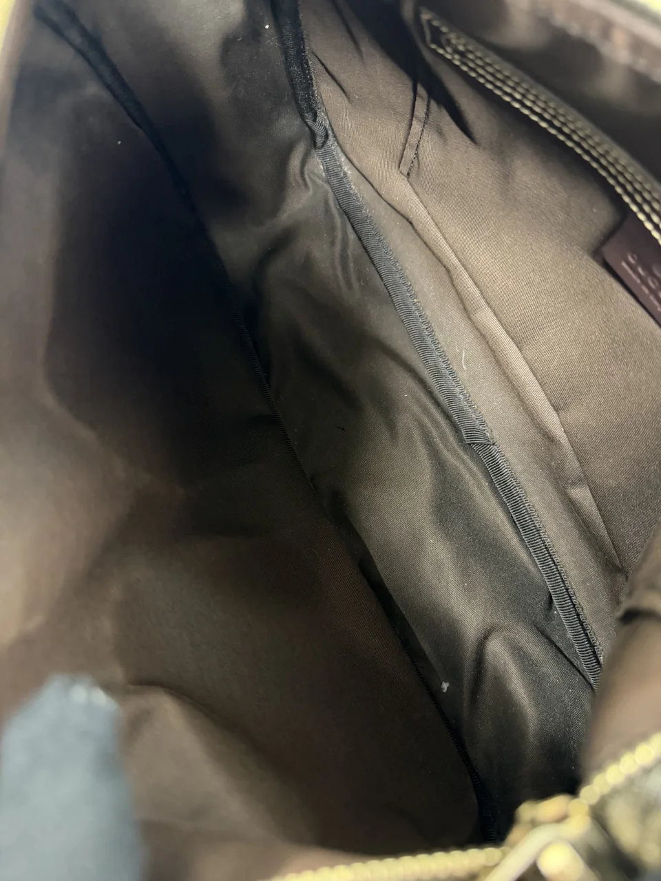 GUCCI GG SUPREME SHOULDER BAG (BROWN) view 7