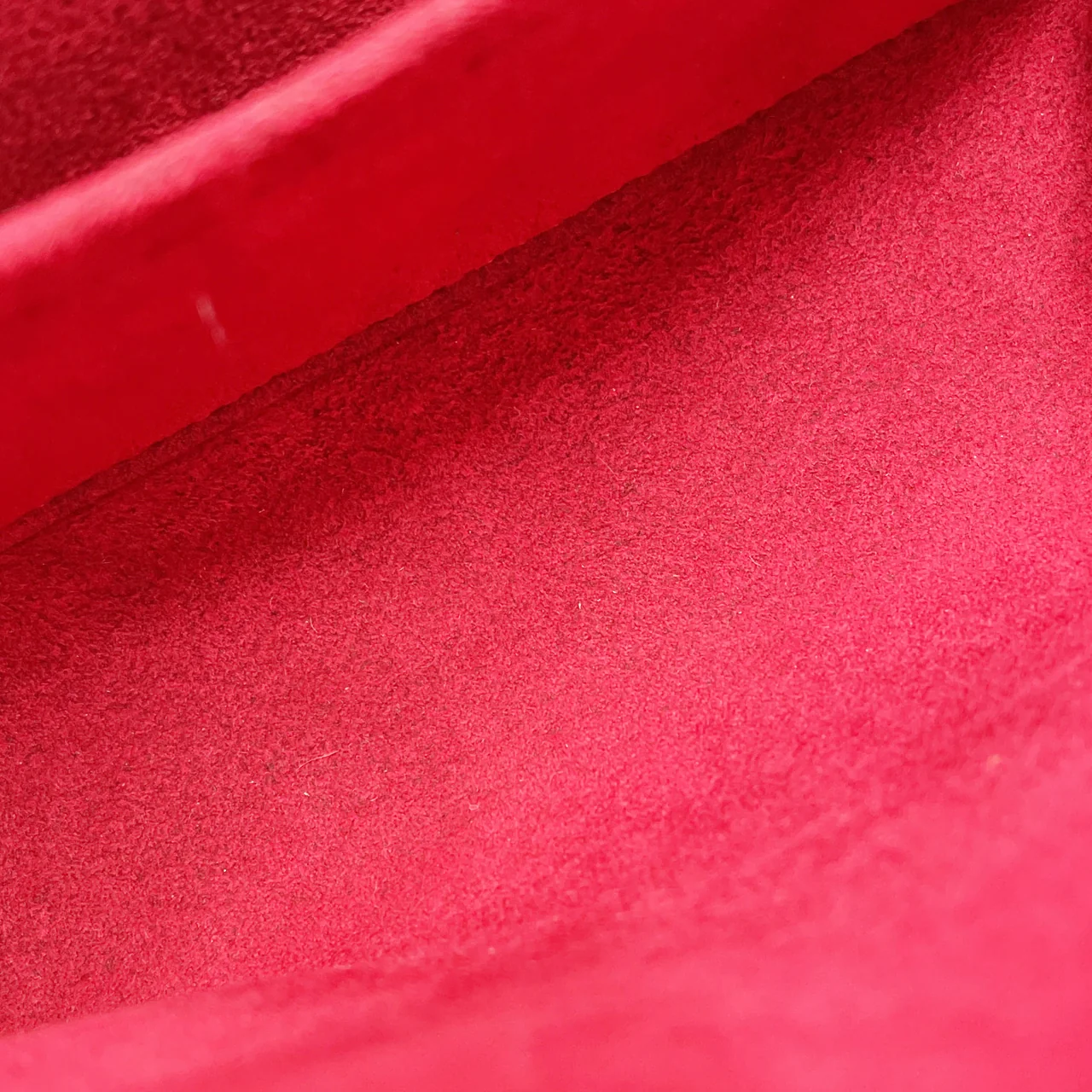 LV MONOGRAM RECITAL view 9