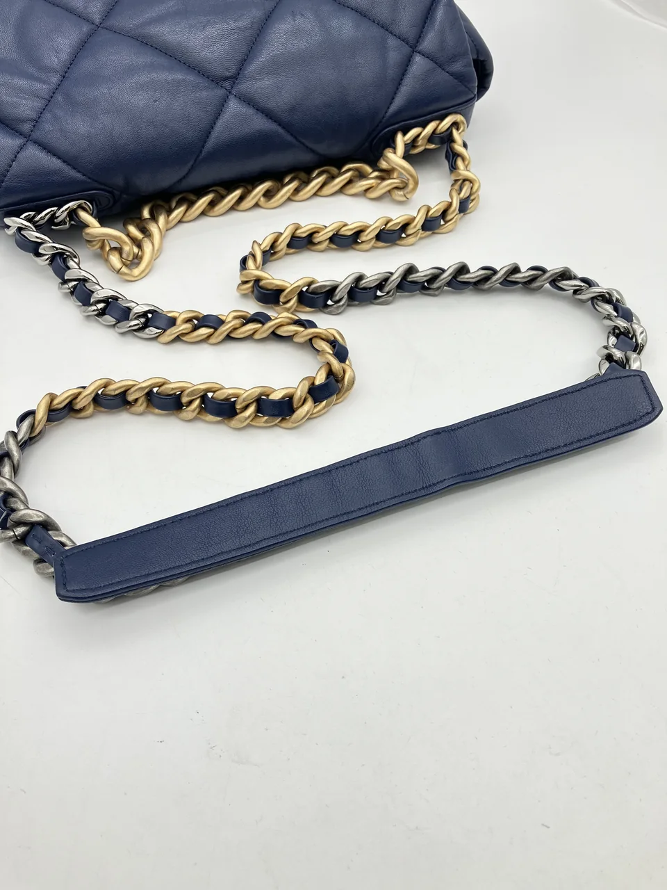 CHANEL 19 view 11