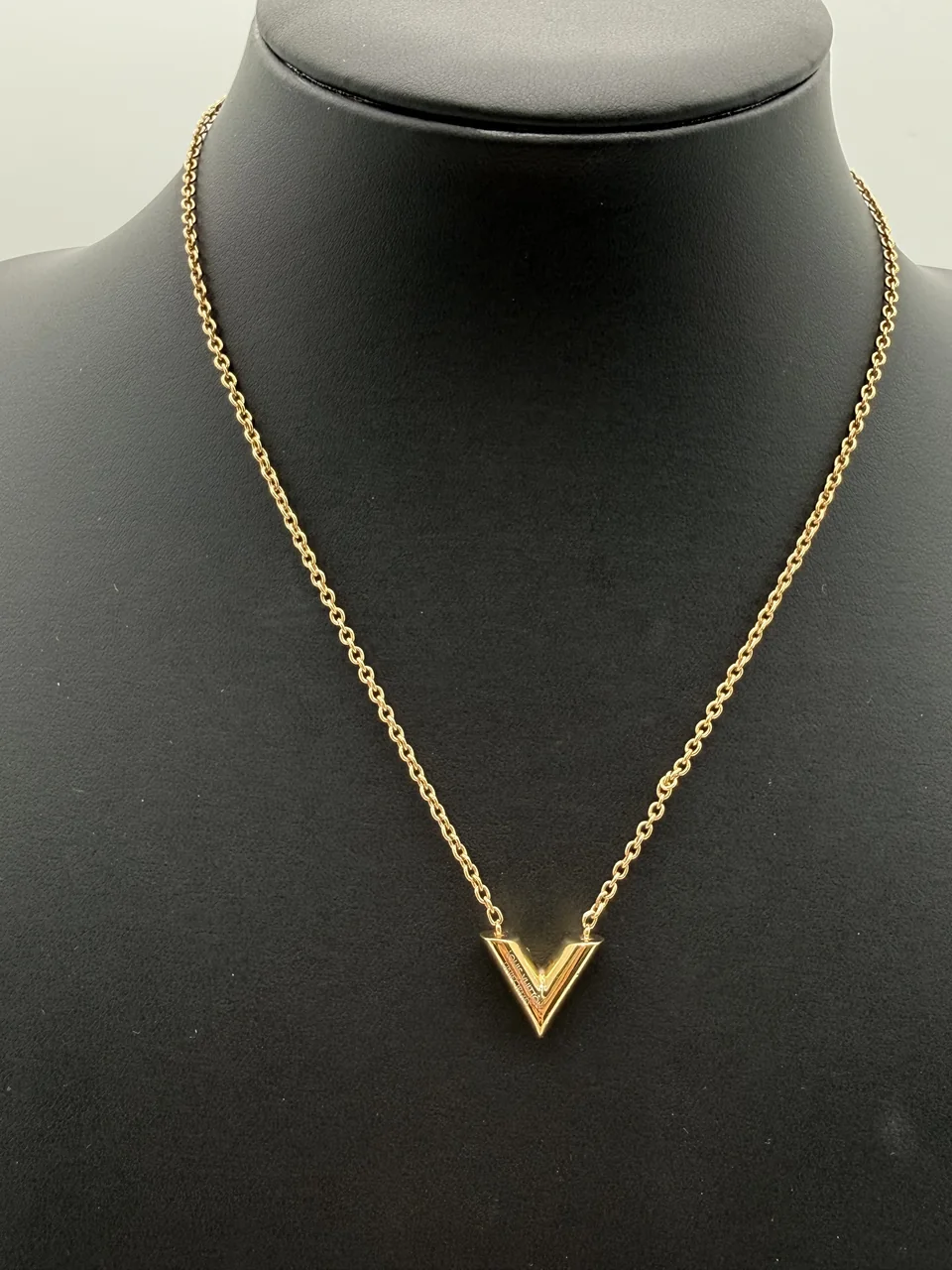 LV ESENTIAL V NECKLACE view 4