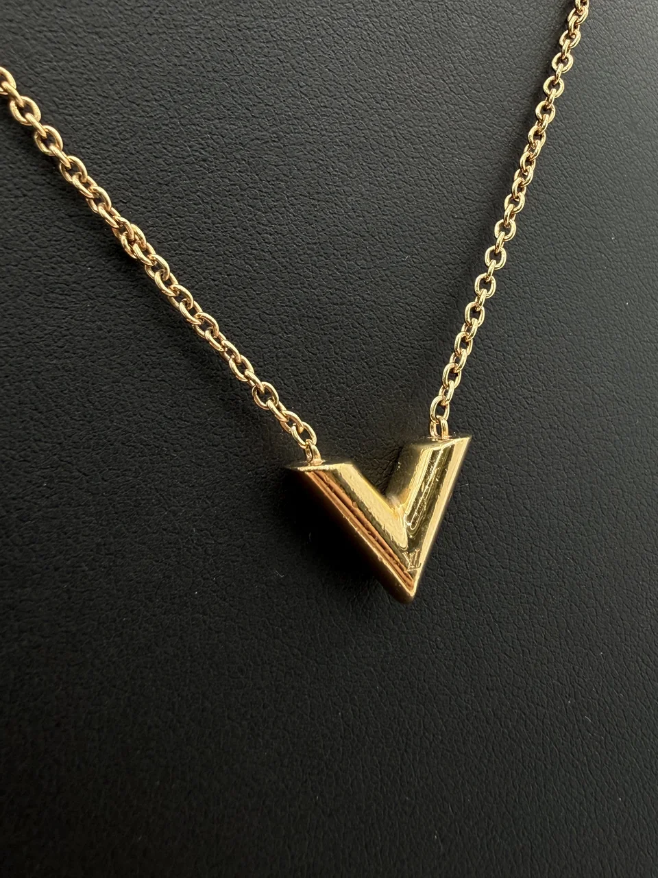 LV ESENTIAL V NECKLACE view 3