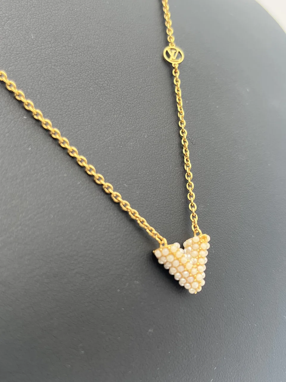 LV ESSENTIAL V NECKLACE view 3