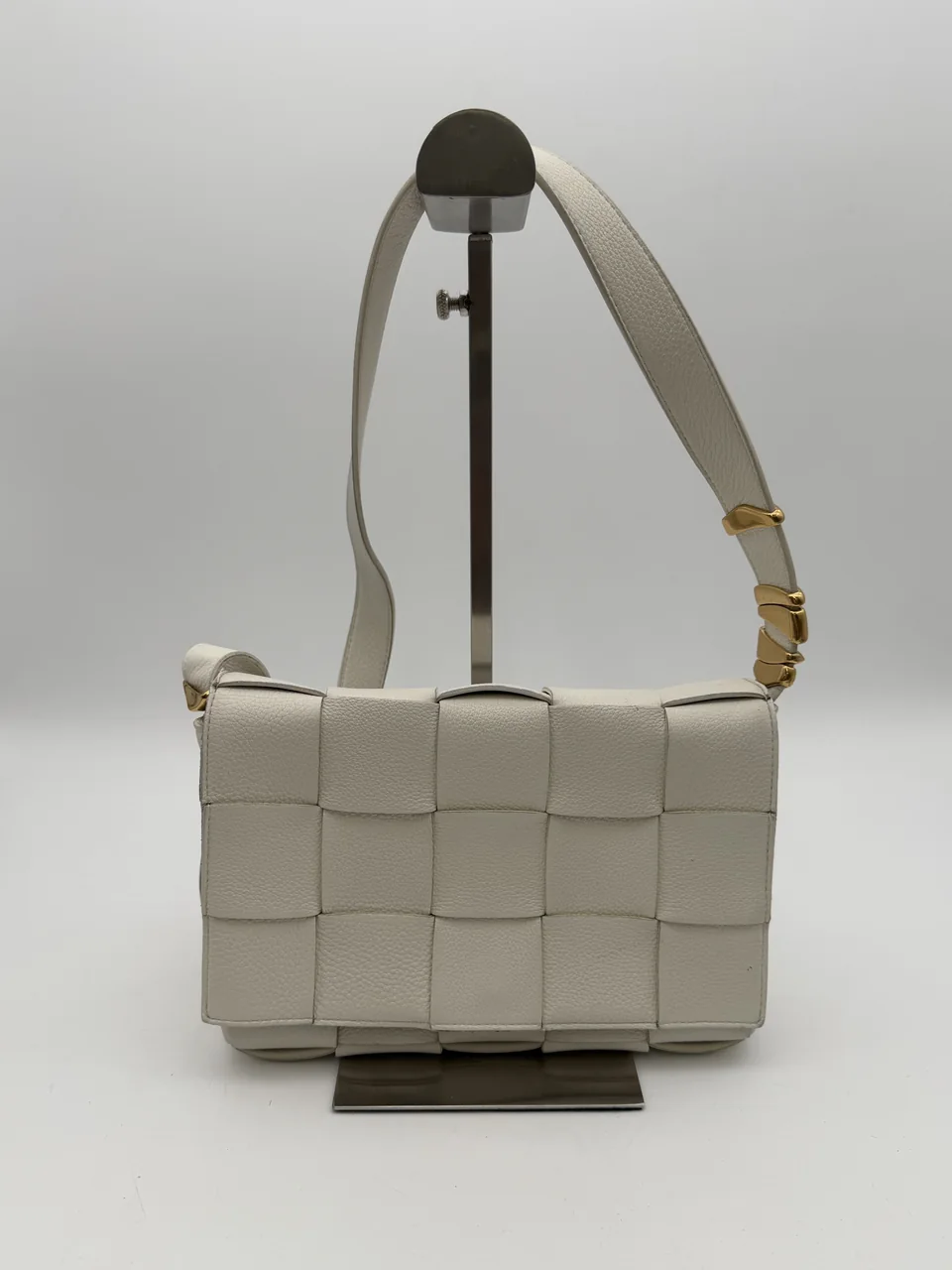 BOTTEGA VENETA MAXI INTRECCIATO CASSETTE (WHITE) hover
