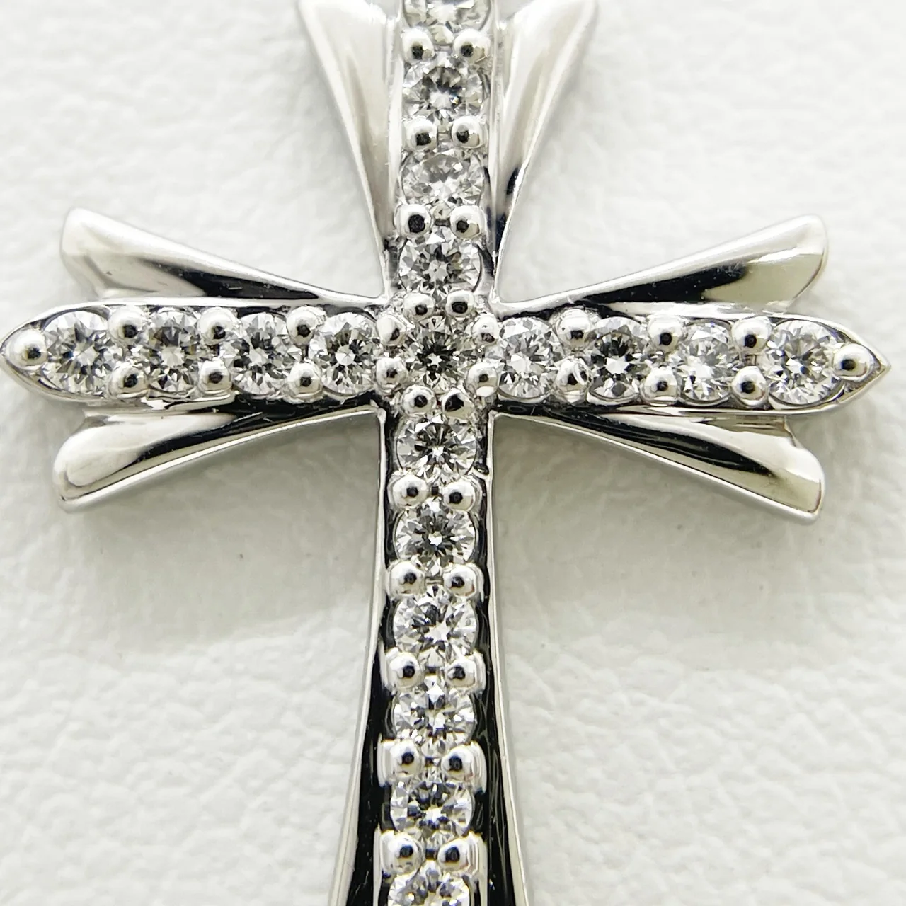 PT900 CROSS NECKLACE FD0.21CT 4.1G view 3