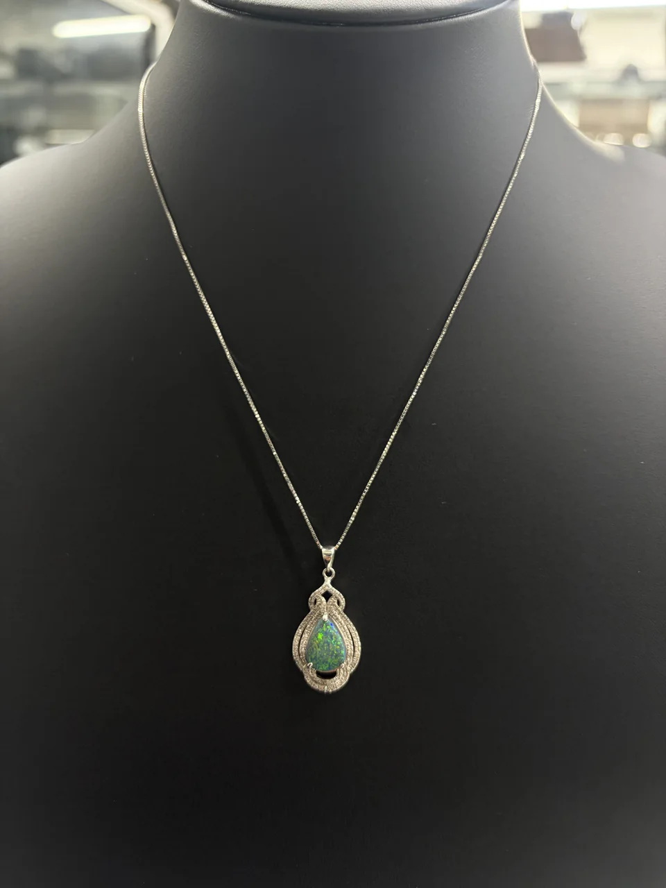 Mb-115 850-6 Opal necklace pt.900/850 black opal 2.22 fd0.26 6.9g