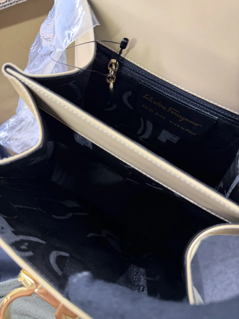 SALVATORE FERRAGAMO GANCINI HANDBAG (BEIGE) view 7